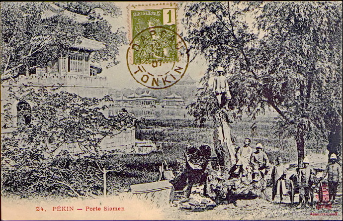 1900,北海瓊島倚晴樓城關(法軍在树下留影)，可見北海北岸五龍亭和萬佛樓。明信片1907年銷。