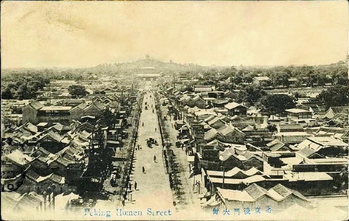 1910s,鼓樓南望景山。鼓樓大街、地安門大街 (明信片)。