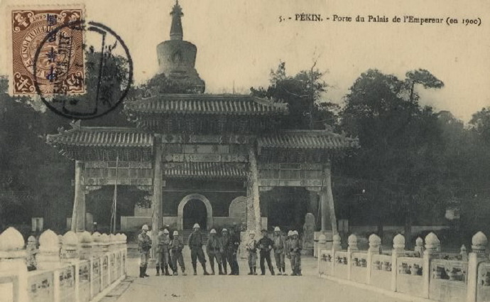 1900,北海瓊島永安寺塔、積翠堆雲橋“堆雲”牌樓。此時皇家禁苑被八國聯軍佔領(明信片)。