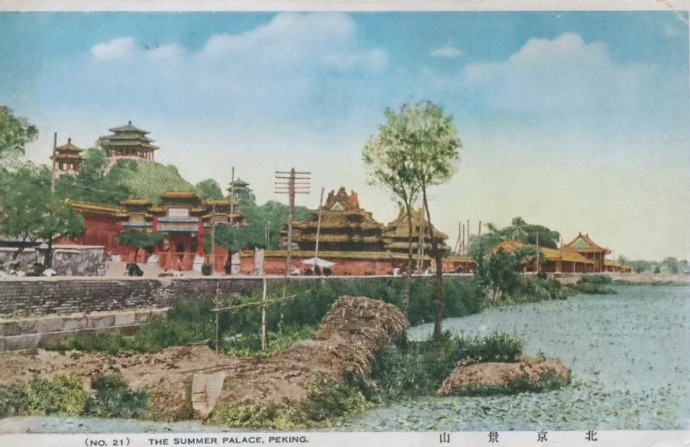 1920年前後,大高玄殿前牌樓、習禮亭、景山、北上門、筒子河(明信片)。此時南牌樓已拆除。